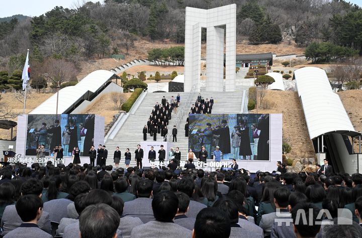 [창원=뉴시스]15일 경남 창원특례시 마산회원구 국립3·15민주묘지에서 열린 국가보훈부 주관 3·15의거 제66주년 기념식 중 기념공연이 펼쳐지고 있다.(사진=경남도 제공)2026.03.15. photo@newsis.com