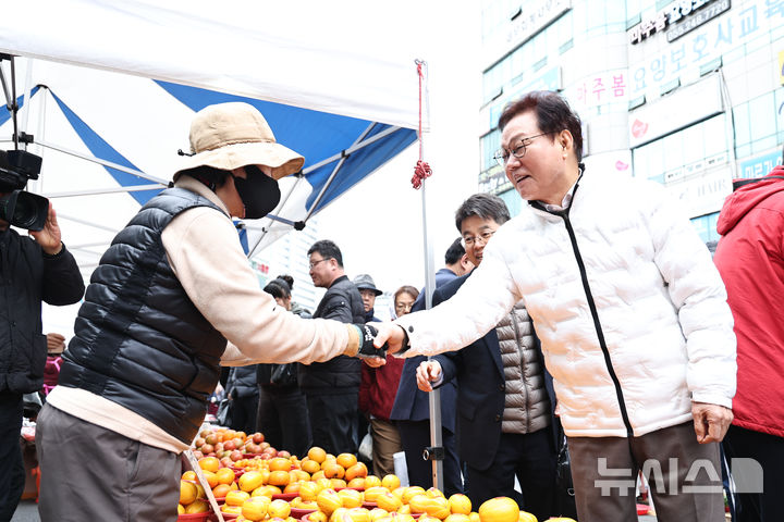 [창원=뉴시스]박완수 경남도지사가 15일 전통시장 물가 점검을 위해 창원시 마산합포구 신마산 번개시장을 찾아 시장 상인과 악수하고 있다.(사진=경남도 제공) 2026.03.15. photo@newsis.com