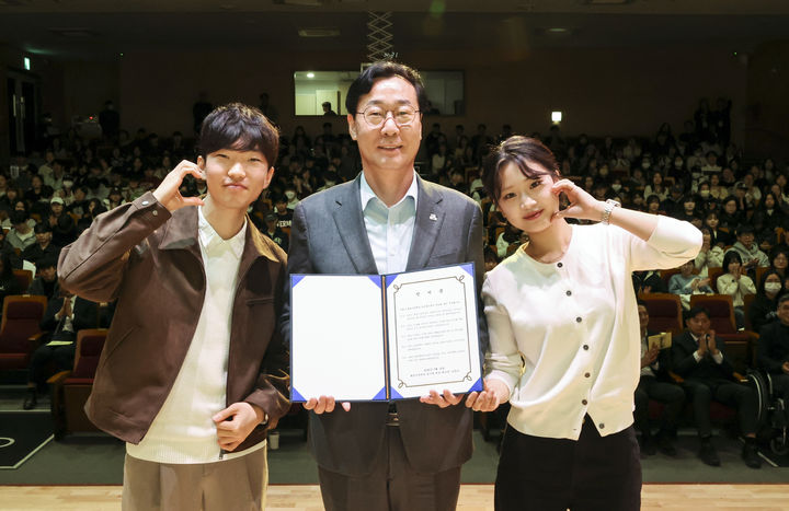 [화성=뉴시스] 정명근 경기화성시장이 14일 다원이음터에서 열린 화성시장학관 입사식에서 신규 입사생 대표들과 함께 입사 선서문을 들고 기념촬영을 하고 있다.(사진=화성시 제공) 2026.03.15.photo@newsis.com *재판매 및 DB 금지