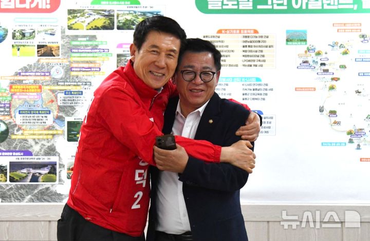 [포항=뉴시스] = 국민의힘 이강덕 경북도지사 후보(왼쪽)와 이상휘 국회의원. (사진=이강덕 예비후보 선거사무소 제공) 2026.03.15. photo@newsis.com 