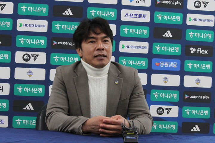 [아산=뉴시스] 최영민 기자=충남아산FC 임관식 감독이 15일 경기 후 인터뷰를 하고 있다. 2026.03.15 ymchoi@newsis.com *재판매 및 DB 금지