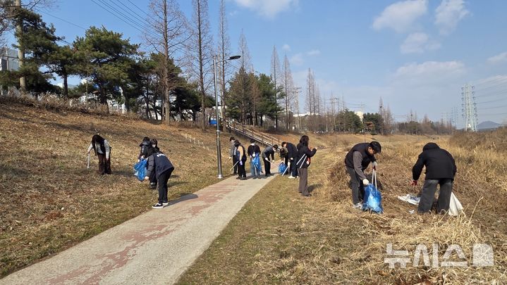 [시흥=뉴시스] 시흥시가 '스마트허브 하천 정화의 날'을 지정·운영하는 가운데 최근 시흥천 일대에서 환경정화 운동을 전개하고 있다. (사진=시흥시 제공).2026.03.15. photo@newsis.com