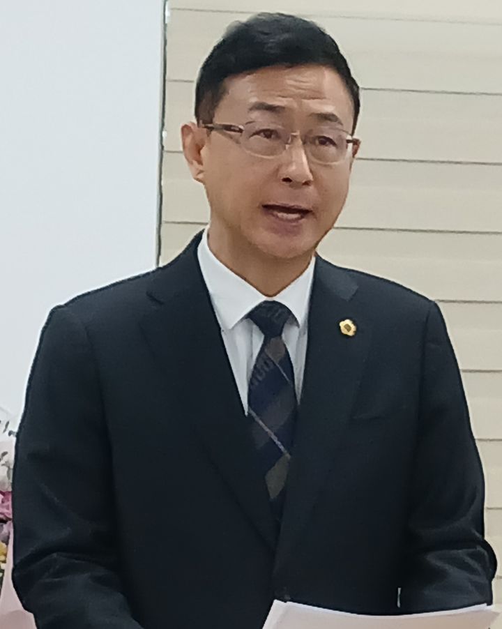 [대전=뉴시스] 민경배 대전시의원이 13일 민주당 복당과 관련해 대전시의회에서 회견을 하고 있다. *재판매 및 DB 금지