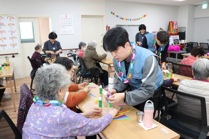 [광양=뉴시스] 광양제철소 프렌즈 재능봉사단이 주간보호센터 어르신들과 치매 예방을 위한 레크레이션 활동을 함께 하고 있다. (사진=광양제철소 제공) 2026.03.15. photo@newsis.com *재판매 및 DB 금지