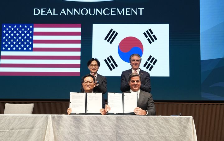 15일 일본 도쿄에서 진행된 한화에어로스페이스와 미국 액화천연가스(LNG) 생산 기업 벤처 글로벌과의 LNG 장기 구매 계약식에 참석한 김정관 산업통상부 장관, 더그 버검 미국 내무부 장관, 마이클 세이블 벤처 글로벌 대표, 손재일 한화에어로스페이스 대표가 기념사진을 찍고 있다.(사진=한화에어로스페이스 제공) *재판매 및 DB 금지