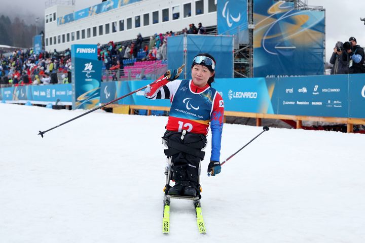 [서울=뉴시스] 김윤지가 15일(한국 시간) 이탈리아 테세로 크로스컨트리 스타디움에서 열린 2026 밀라노·코르티나담페초 동계패럴림픽 크로스컨트리 스키 여자 20㎞ 인터벌 스타트 좌식에서 58분23초3의 기록으로 우승한 뒤 기뻐하고 있다. (사진 = 대한장애인체육회 제공) *재판매 및 DB 금지