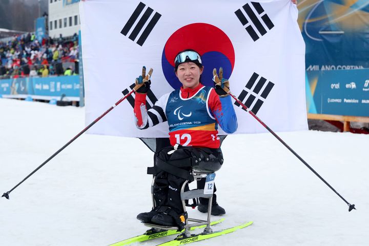 [서울=뉴시스] 김윤지가 15일(한국 시간) 이탈리아 테세로 크로스컨트리 스타디움에서 열린 2026 밀라노·코르티나담페초 동계패럴림픽 크로스컨트리 스키 여자 20㎞ 인터벌 스타트 좌식에서 58분23초3의 기록으로 우승한 뒤 포즈를 취하고 있다. (사진 = 대한장애인체육회 제공) *재판매 및 DB 금지