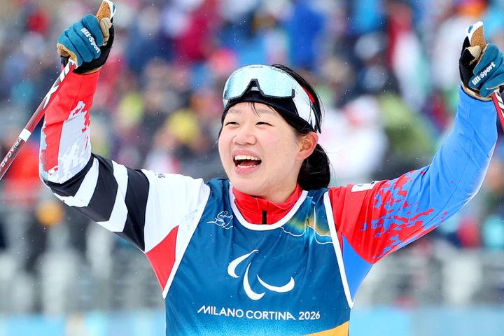 [서울=뉴시스] 김윤지가 15일(한국 시간) 이탈리아 테세로 크로스컨트리 스타디움에서 열린 2026 밀라노·코르티나담페초 동계패럴림픽 크로스컨트리 스키 여자 20㎞ 인터벌 스타트 좌식에서 58분23초3의 기록으로 우승한 뒤 기뻐하고 있다. (사진 = 대한장애인체육회 제공) *재판매 및 DB 금지