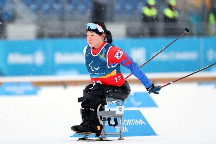 [서울=뉴시스] 김윤지가 15일(한국 시간) 이탈리아 테세로 크로스컨트리 스타디움에서 열린 2026 밀라노·코르티나담페초 동계패럴림픽 크로스컨트리 스키 여자 20㎞ 인터벌 스타트 좌식에서 역주하고 있다. (사진 = 대한장애인체육회 제공) *재판매 및 DB 금지