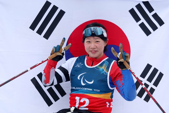 [서울=뉴시스] 김윤지가 15일(한국 시간) 이탈리아 테세로 크로스컨트리 스타디움에서 열린 2026 밀라노·코르티나담페초 동계패럴림픽 크로스컨트리 스키 여자 20㎞ 인터벌 스타트 좌식에서 58분23초3의 기록으로 우승한 뒤 기뻐하고 있다. (사진 = 대한장애인체육회 제공) *재판매 및 DB 금지