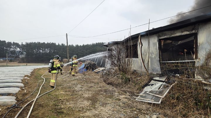 [태안=뉴시스] 15일 오후 12시3분께 충남 태안군 원북면 이곡리의 한 단독주택에서 불이 나 소방대원들이 진화에 나서고 있다. (사진=태안소방서 제공) 2026.03.15. photo@newsis.com *재판매 및 DB 금지