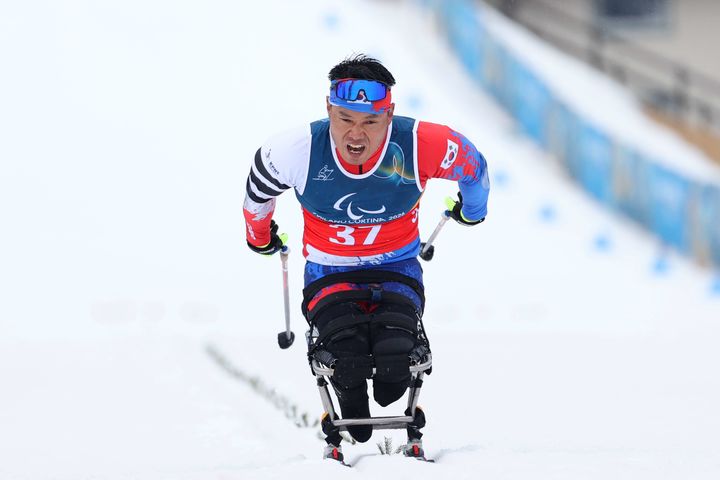 [서울=뉴시스] 신의현이 15일(한국 시간) 이탈리아 테세로 크로스컨트리 스타디움에서 열린 2026 밀라노·코르티나담페초 동계패럴림픽 크로스컨트리 스키 남자 20㎞ 인터벌 스타트 좌식에서 역주하고 있다. (사진 = 대한장애인체육회 제공) *재판매 및 DB 금지
