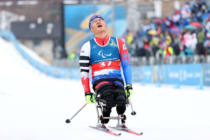[서울=뉴시스] 신의현이 15일(한국 시간) 이탈리아 테세로 크로스컨트리 스타디움에서 열린 2026 밀라노·코르티나담페초 동계패럴림픽 크로스컨트리 스키 남자 20㎞ 인터벌 스타트 좌식에서 결승선을 통과하고 있다. (사진 = 대한장애인체육회 제공) *재판매 및 DB 금지