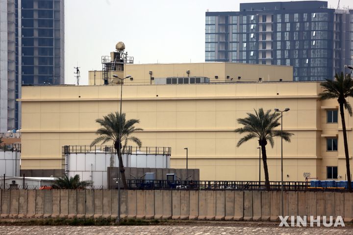 [ 바그다드=신화/뉴시스] 3월 14일 이라크 바그다드 소재 미국대사관 건물이 공격을 당한 직후의 사진.&nbsp; 이 건물이 공격된&nbsp; 사실을 한 소식통이 전했지만 아직 피해 상황 등은 공개되지 않고 있다.&nbsp; 이라크 에르빌에서는 아랍에미리트 영사관이. 살라후딘 주에서는 이라크군 벙영이 무인기 공격을 당해 군인들 사상자가 발생했다. 2026. 03. 15.&nbsp; 