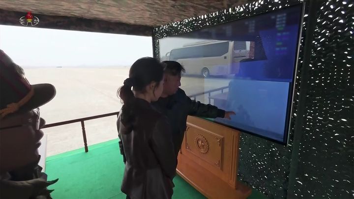[서울=뉴시스] 북한 조선중앙TV가 지난 14일 김정은 북한 국무위원장이 북한군 서부지구 장거리포병구분대의 600㎜ 초정밀다연장방사포 화력타격훈련을 참관했다고 15일 보도했다. 이날 참관에는 김 위원장과 함께 딸 김주애도 함께 했다. (사진=조선중앙TV 캡처) 2026.03.15. photo@newsis.com *재판매 및 DB 금지