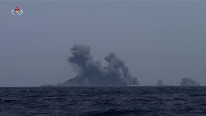 [서울=뉴시스] 북한 조선중앙TV가 지난 14일 김정은 북한 국무위원장이 북한군 서부지구 장거리포병구분대의 600㎜ 초정밀다연장방사포 화력타격훈련을 참관했다고 15일 보도했다. 이날 참관에는 김 위원장과 함께 딸 김주애도 함께 했다. (사진=조선중앙TV 캡처) 2026.03.15. photo@newsis.com *재판매 및 DB 금지