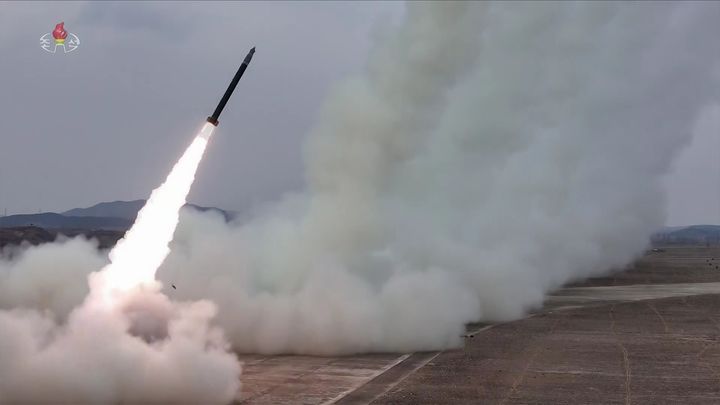 [서울=뉴시스] 북한 조선중앙TV가 지난 14일 김정은 북한 국무위원장이 북한군 서부지구 장거리포병구분대의 600㎜ 초정밀다연장방사포 화력타격훈련을 참관했다고 15일 보도했다. 이날 참관에는 김 위원장과 함께 딸 김주애도 함께 했다. (사진=조선중앙TV 캡처) 2026.03.15. photo@newsis.com *재판매 및 DB 금지