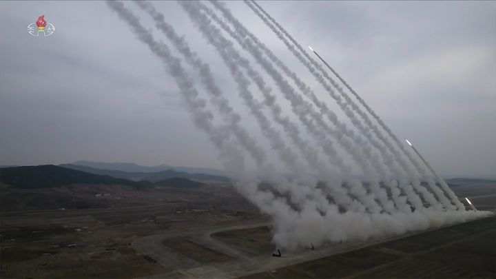 [서울=뉴시스] 북한 조선중앙TV가 지난 14일 김정은 북한 국무위원장이 북한군 서부지구 장거리포병구분대의 600㎜ 초정밀다연장방사포 화력타격훈련을 참관했다고 15일 보도했다. 이날 참관에는 김 위원장과 함께 딸 김주애도 함께 했다. (사진=조선중앙TV 캡처) 2026.03.15. photo@newsis.com *재판매 및 DB 금지