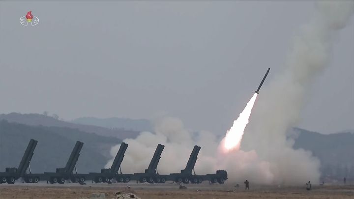 [서울=뉴시스] 북한 조선중앙TV가 지난 14일 김정은 북한 국무위원장이 북한군 서부지구 장거리포병구분대의 600㎜ 초정밀다연장방사포 화력타격훈련을 참관했다고 15일 보도했다. 이날 참관에는 김 위원장과 함께 딸 김주애도 함께 했다. (사진=조선중앙TV 캡처) 2026.03.15. photo@newsis.com *재판매 및 DB 금지