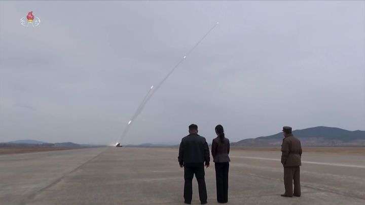 [서울=뉴시스] 북한 조선중앙TV가 지난 14일 김정은 북한 국무위원장이 북한군 서부지구 장거리포병구분대의 600㎜ 초정밀다연장방사포 화력타격훈련을 참관했다고 15일 보도했다. 이날 참관에는 김 위원장과 함께 딸 김주애도 함께 했다. (사진=조선중앙TV 캡처) 2026.03.15. photo@newsis.com *재판매 및 DB 금지