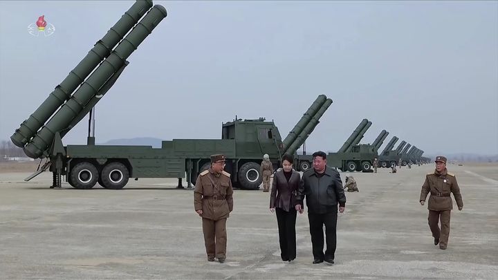 [서울=뉴시스] 북한 조선중앙TV가 지난 14일 김정은 북한 국무위원장이 북한군 서부지구 장거리포병구분대의 600㎜ 초정밀다연장방사포 화력타격훈련을 참관했다고 15일 보도했다. 이날 참관에는 김 위원장과 함께 딸 김주애도 함께 했다. (사진=조선중앙TV 캡처) 2026.03.15. photo@newsis.com *재판매 및 DB 금지