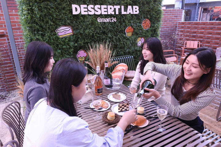 [서울=뉴시스] 추상철 기자 = 지난 13일 서울 성동구 서울숲 아뜰리에길에 오픈한 이마트24의 디저트 특화매장 '디저트랩 서울숲점'에서 모델이 모델들이 각종 디저트와 논알콜 와인 등을 선보이고 있다. (사진= 이마트24 제공) 2026.03.15. photo@newsis.com *재판매 및 DB 금지