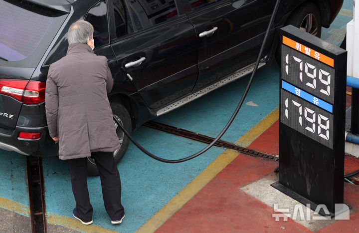 [서울=뉴시스] 이영환 기자 = 정부가 석유제품의 가격 상한을 정하는 최고가격제를 시행한 후 국내 기름값이 하향 안정세를 보이고 있는 15일 오전 서울 서초구 만남의광장 주유소에서 시민들이 주유를 하고 있다. 2026.03.15. 20hwan@newsis.com