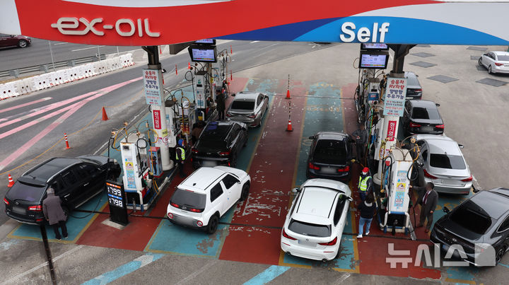 [서울=뉴시스] 이영환 기자 = 정부가 석유제품의 가격 상한을 정하는 최고가격제를 시행한 후 국내 기름값이 하향 안정세를 보이고 있는 15일 오전 서울 서초구 만남의광장 주유소에서 시민들이 주유를 하고 있다. 2026.03.15. 20hwan@newsis.com