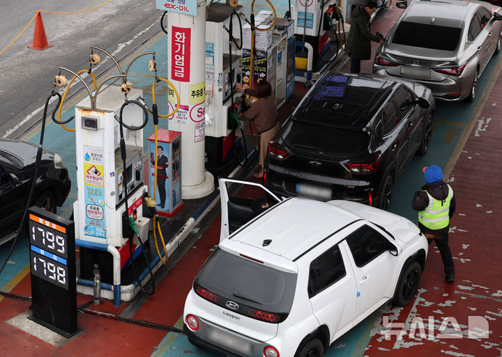 [서울=뉴시스] 이영환 기자 = 정부가 석유제품의 가격 상한을 정하는 최고가격제를 시행한 후 국내 기름값이 하향 안정세를 보이고 있는 15일 오전 서울 서초구 만남의광장 주유소에서 시민들이 주유를 하고 있다. 2026.03.15. 20hwan@newsis.com
