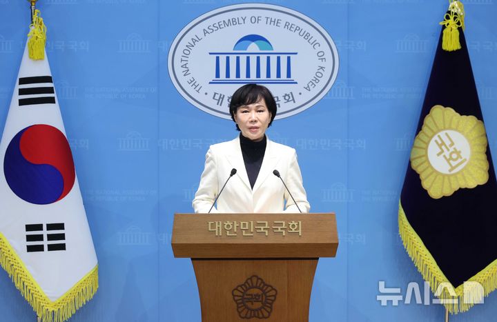 [서울=뉴시스] 조성봉 기자 = 전현희 더불어민주당 서울시장 예비후보가 15일 오전 서울 여의도 국회 소통관에서 서울 교통 공약을 발표하고 있다. 2026.03.15. suncho21@newsis.com 