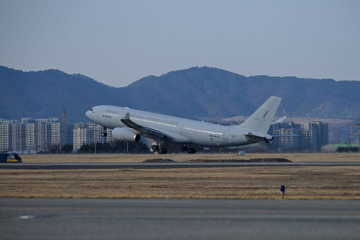 [서울=뉴시스] 조성봉 기자= 14일 중동 재외국민 귀국 지원 작전 '사막의 빛(Desert Shine)' 임무를 위해 공군 공중급유기(KC-330)가 김해기지에서 이륙하고 있다.(사진=국방부 제공) 2026.03.15. photo@newsis.com *재판매 및 DB 금지