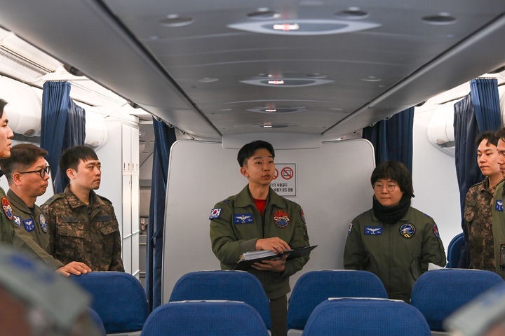 [서울=뉴시스] 조성봉 기자= 14일 '사막의 빛' 임무 조종사가 공군 공중급유기(KC-330) 기내에서 임무 브리핑을 하고 있다.(사진=국방부 제공) 2026.03.15. photo@newsis.com *재판매 및 DB 금지