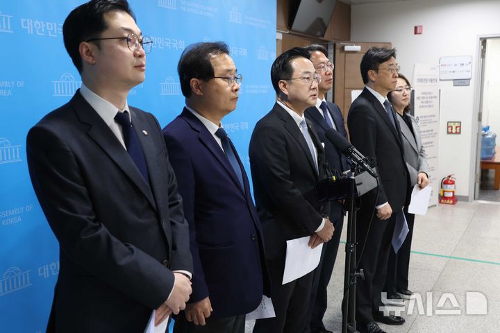 [서울=뉴시스] 조성봉 기자 = 박성준 더불어민주당 국정조사추진위 부위원장이 15일 오전 서울 여의도 국회 소통관에서 열린 윤석열정권 조작기소 진상규명 및 공소취소를 위한 국정조사 추진위원회 현안 관련 기자회견을 마치고 취재진의 질문에 답변하고 있다. 2026.03.15. suncho21@newsis.com