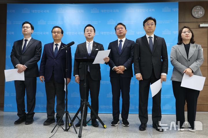 [서울=뉴시스] 조성봉 기자 = 박성준 더불어민주당 국정조사추진위 부위원장이 15일 오전 서울 여의도 국회 소통관에서 열린 윤석열정권 조작기소 진상규명 및 공소취소를 위한 국정조사 추진위원회 현안 관련 기자회견을 마치고 취재진의 질문에 답변하고 있다. 2026.03.15.&nbsp; suncho21@newsis.com