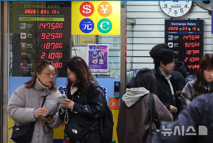 [서울=뉴시스] 최진석 기자 = 이란 전쟁이 장기화될 조짐을 보이며 급등한 국제 유가에 원·달러 환율이 오름세를 보이고 있는 15일 서울 중구 명동 한 환전소에 환전 시세가 보이고 있다. 이란 전쟁이 발발하자 환율은 지난 4일 야간 거래에서 17년만에 1500원선을 넘었다. 이는 글로벌 금융위기 이후 처음이다. 2026.03.15. myjs@newsis.com