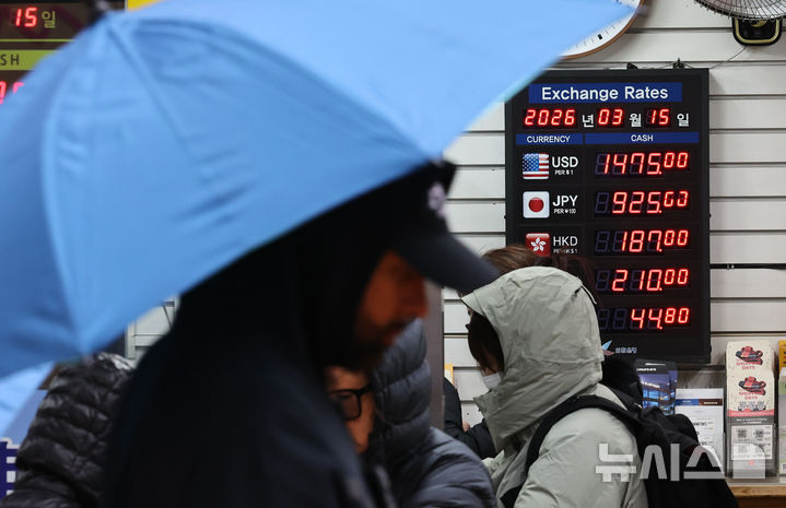 [서울=뉴시스] 최진석 기자 = 이란 전쟁이 장기화될 조짐을 보이며 급등한 국제 유가에 원·달러 환율이 오름세를 보이고 있는 15일 서울 중구 명동 한 환전소에 환전 시세가 보이고 있다. 이란 전쟁이 발발하자 환율은 지난 4일 야간 거래에서 17년만에 1500원선을 넘었다. 이는 글로벌 금융위기 이후 처음이다. 2026.03.15. myjs@newsis.com