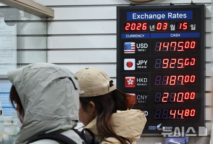 [서울=뉴시스] 최진석 기자 = 이란 전쟁이 장기화될 조짐을 보이며 급등한 국제 유가에 원·달러 환율이 오름세를 보이고 있는 15일 서울 중구 명동 한 환전소에 환전 시세가 보이고 있다. 이란 전쟁이 발발하자 환율은 지난 4일 야간 거래에서 17년만에 1500원선을 넘었다. 이는 글로벌 금융위기 이후 처음이다. 2026.03.15. myjs@newsis.com
