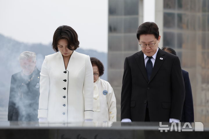 [창원=뉴시스] 최동준 기자 = 이재명 대통령과 김혜경 여사가 15일 경남 창원시 국립 3.15 민주묘지를 찾아 묵념하고 있다. 2026.03.15. photocdj@newsis.com