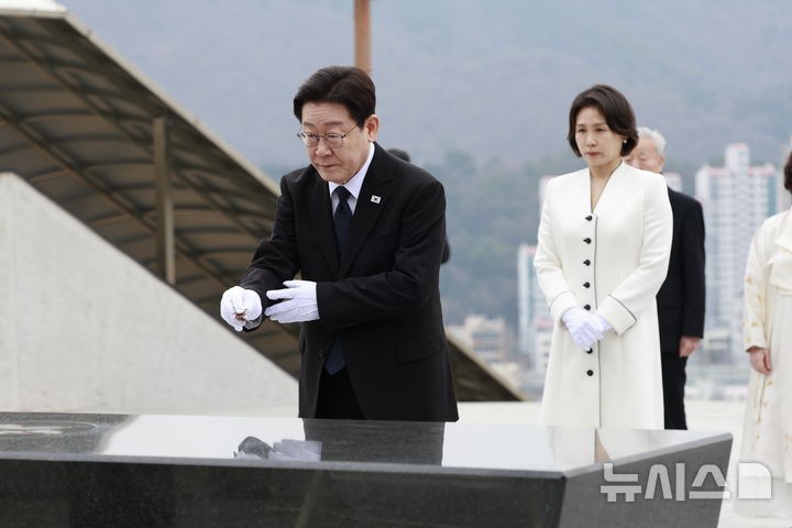 [창원=뉴시스] 최동준 기자 = 이재명 대통령이 15일 경남 창원시 국립 3.15 민주묘지를 찾아 분향하고 있다. 2026.03.15. photocdj@newsis.com