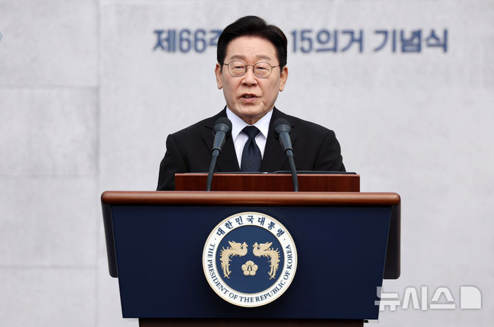 [창원=뉴시스] 최동준 기자 = 이재명 대통령이 15일 경남 창원시 국립 3.15 민주묘지에서 열린 제66주년 3.15의거 기념식에서 기념사를 하고 있다. 2026.03.15. photocdj@newsis.com