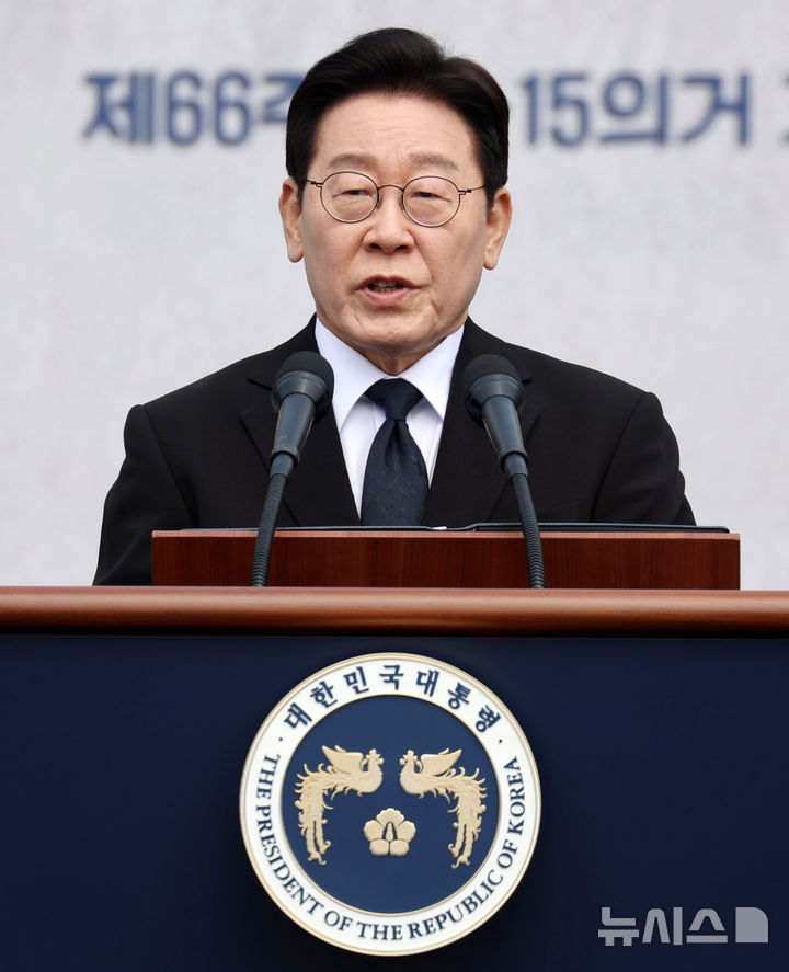 [창원=뉴시스] 최동준 기자 = 이재명 대통령이 15일 경남 창원시 국립 3.15 민주묘지에서 열린 제66주년 3.15의거 기념식에서 기념사를 하고 있다. 2026.03.15. photocdj@newsis.com