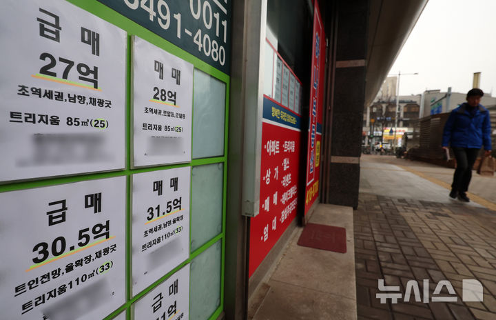 [서울=뉴시스] 이영환 기자 = 15일 서울 송파구의 부동산중개업소에 매물정보가 표시되어 있다. 지난 12일 한국부동산원 3월 둘째주(9일 기준) 주간 아파트가격 동향에 따르면 서울 동남권 아파트 매매수급지수는 98.6으로 나타났다. 지난해 1월 셋째주 98.4를 기록한 이후 57주 만에 가장 낮은 수치다. 동남권은 강남3구와 강동구를 포함하는 권역으로, 서울 고가 아파트 시장을 대표하는 지역이다. 최근에는 다주택자 양도소득세 중과 유예 종료를 앞두고 절세 목적의 매물이 늘고 있다. 여기에 대출 규제까지 겹치며 현금 마련이 어려워지자 강남3구 고가 아파트의 매수세가 크게 줄었다는 분석이 나온다. 2026.03.15. 20hwan@newsis.com