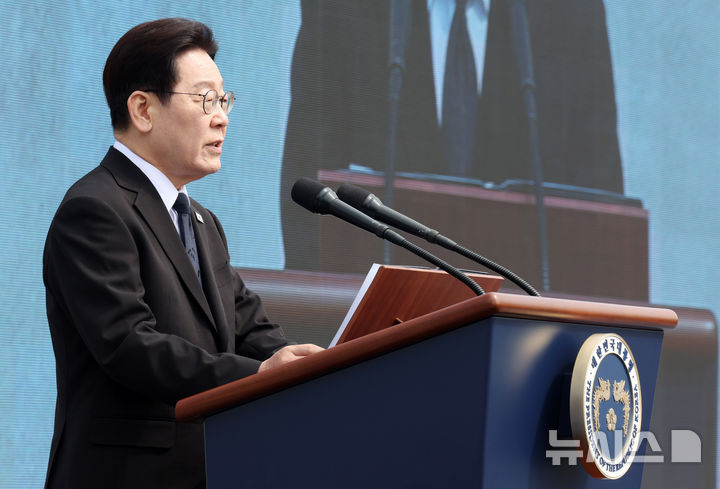 [창원=뉴시스] 최동준 기자 = 이재명 대통령이 15일 경남 창원시 국립 3.15 민주묘지에서 열린 제66주년 3.15의거 기념식에서 기념사를 하고 있다. 2026.03.15. photocdj@newsis.com