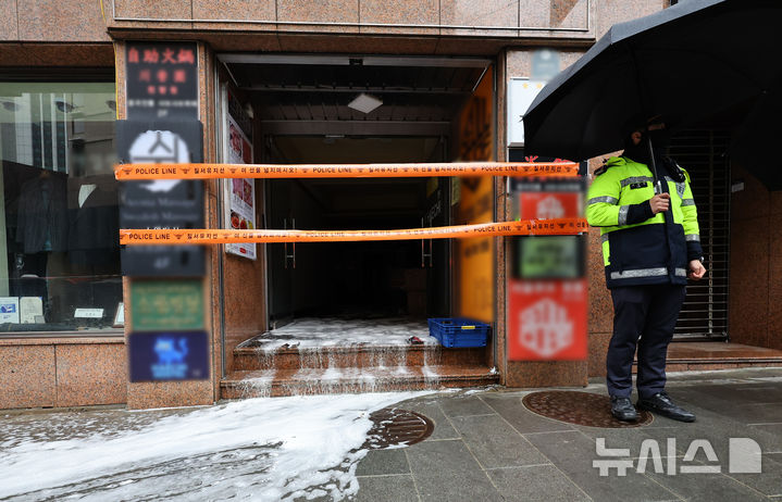 [서울=뉴시스] 최진석 기자 = 15일 서울 소공동 화재 발생 호텔 입구가 통제되고 있다. 전날 이 호텔 3층 화재로 부상자 10명이 발생했다. 2026.03.15. myjs@newsis.com