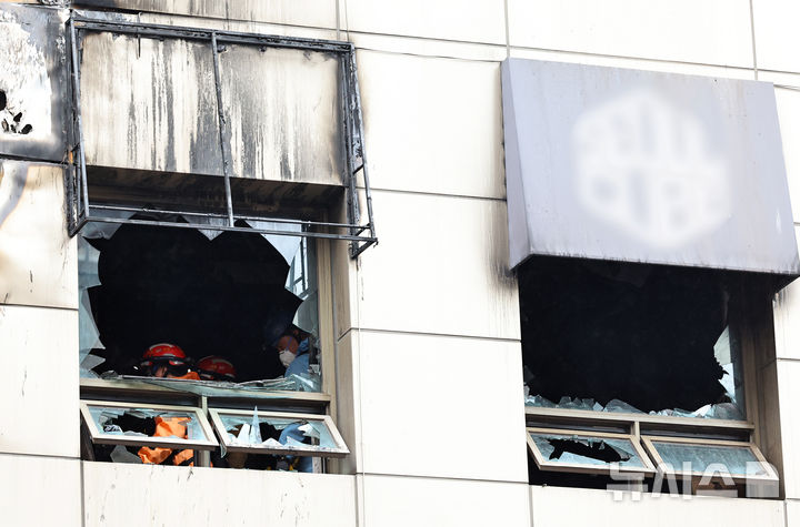 [서울=뉴시스] 최진석 기자 = 경찰과 소방 등 관계기관 합동감식반이 15일 서울 소공동 호텔 화재 현장을 감식하고 있다. 전날 이 호텔 3층 화재로 부상자 10명이 발생했다. 2026.03.15. myjs@newsis.com