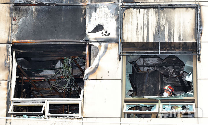 [서울=뉴시스] 최진석 기자 = 경찰과 소방 등 관계기관 합동감식반이 15일 서울 소공동 호텔 화재 현장을 감식하고 있다. 전날 이 호텔 3층 화재로 부상자 10명이 발생했다. 2026.03.15. myjs@newsis.com