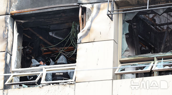 [서울=뉴시스] 최진석 기자 = 경찰과 소방 등 관계기관 합동감식반이 15일 서울 소공동 호텔 화재 현장을 감식하고 있다. 전날 이 호텔 3층 화재로 부상자 10명이 발생했다. 2026.03.15. myjs@newsis.com