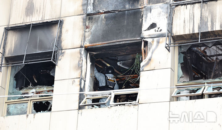 [서울=뉴시스] 최진석 기자 = 경찰과 소방 등 관계기관 합동감식반이 15일 서울 소공동 호텔 화재 현장을 감식하고 있다. 전날 이 호텔 3층 화재로 부상자 10명이 발생했다. 2026.03.15. myjs@newsis.com