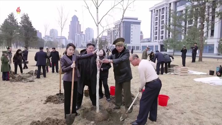[서울=뉴시스] 김정은 북한 국무위원장이 식수절(3월14일)을 맞아 14일 딸 김주애 양과 당정 간부들과 함께 나무를 심었다고 조선중앙통신이 15일 보도했다. (사진=조선중앙TV 캡처) 2026.03.15. photo@newsis.com *재판매 및 DB 금지