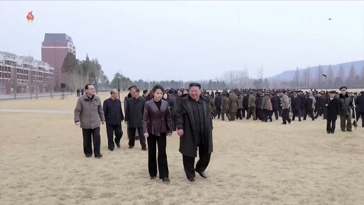 [서울=뉴시스] 김정은 북한 국무위원장이 식수절(3월14일)을 맞아 14일 딸 김주애 양과 당정 간부들과 함께 나무를 심었다고 조선중앙통신이 이튿날 보도했다. (사진=조선중앙TV 캡처) 2026.03.20. photo@newsis.com *재판매 및 DB 금지